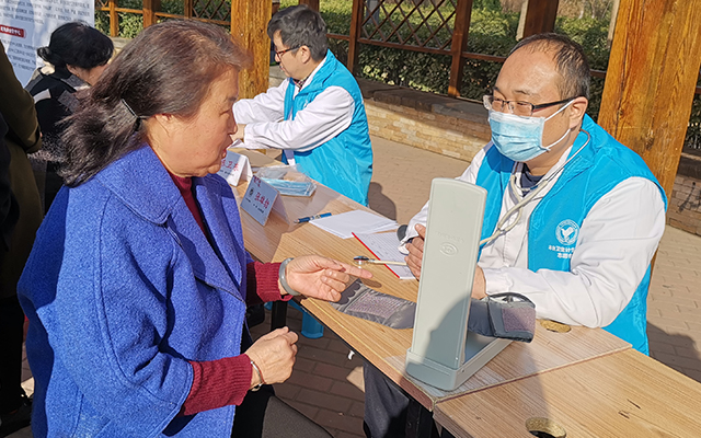 【学雷锋日】必赢体育,（中国）网站首页举办“爱满京城，牵手智慧家医”志愿服务活动(图5)